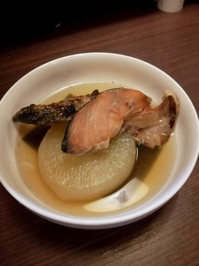 シンプルに紅カマの塩味と薄口醤油、酒だけで味付けしました。