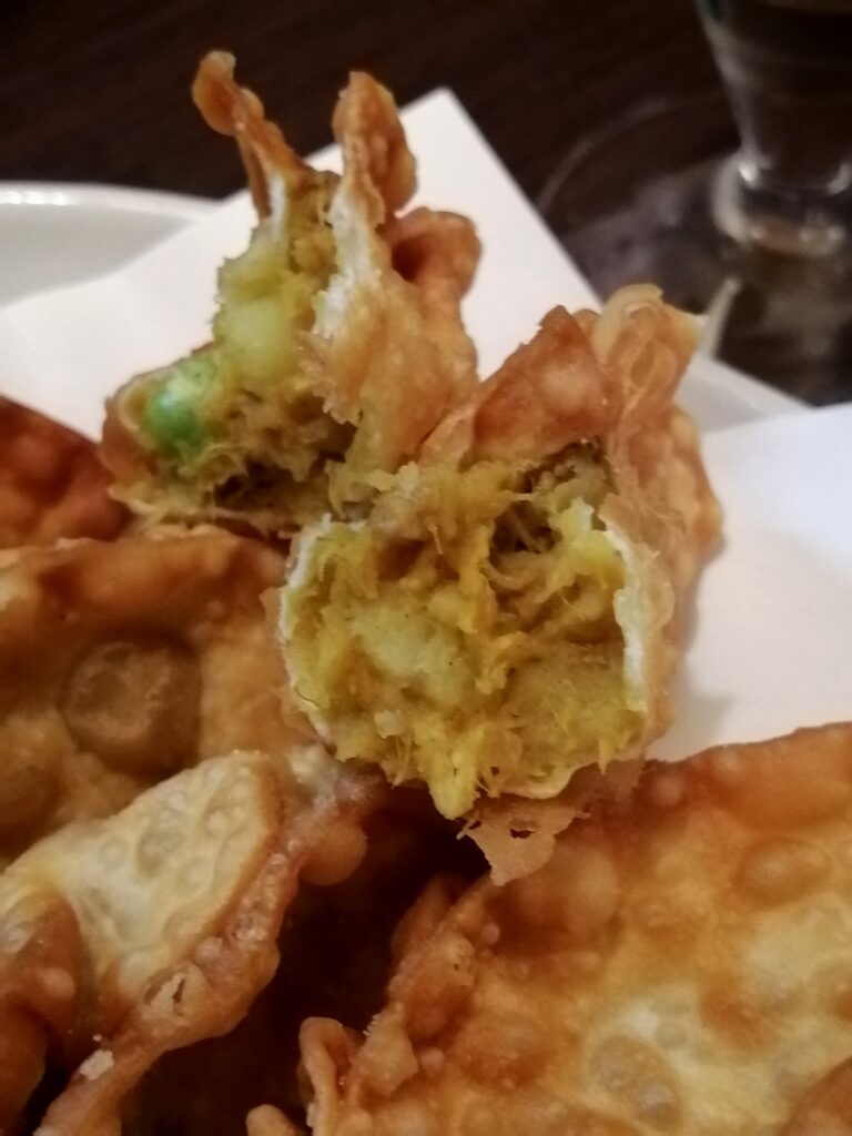 サモサのように餃子の皮で包みました。
